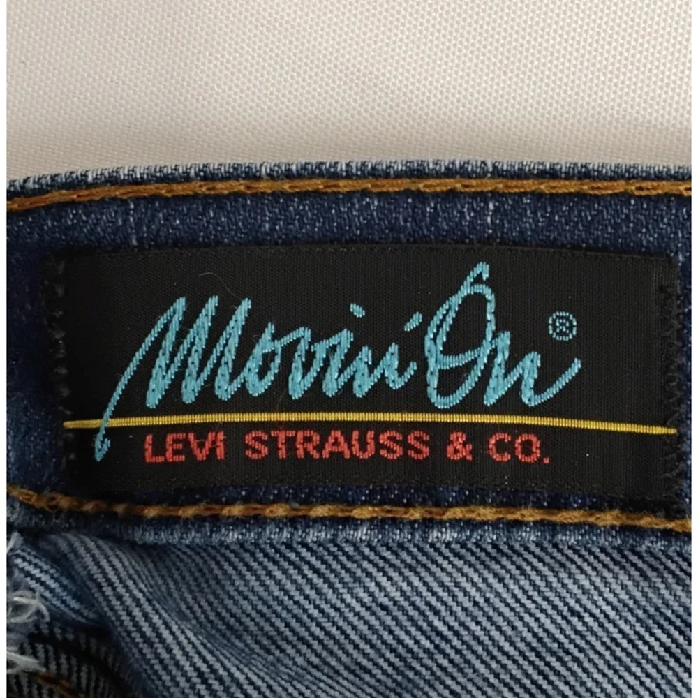 Levis levi movin